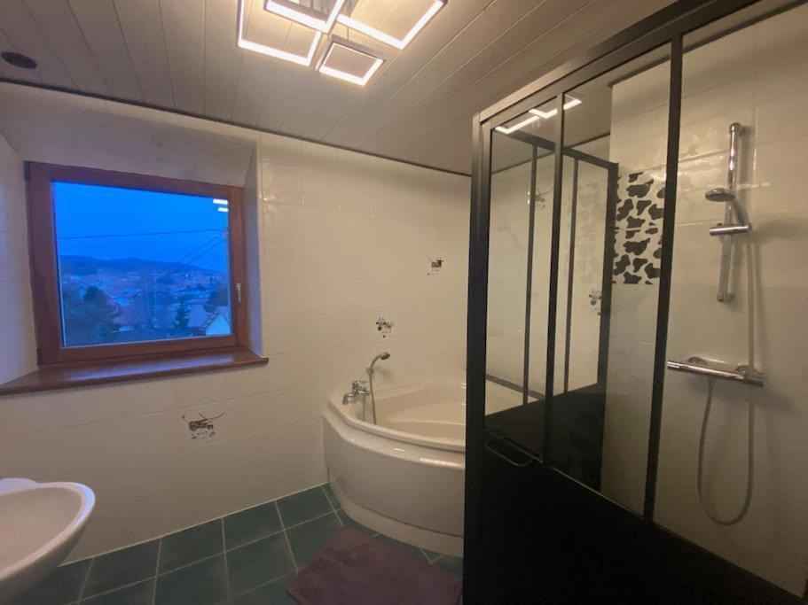 Logement Dans Maison + Exterieur Orchamps-Vennes Bagian luar foto